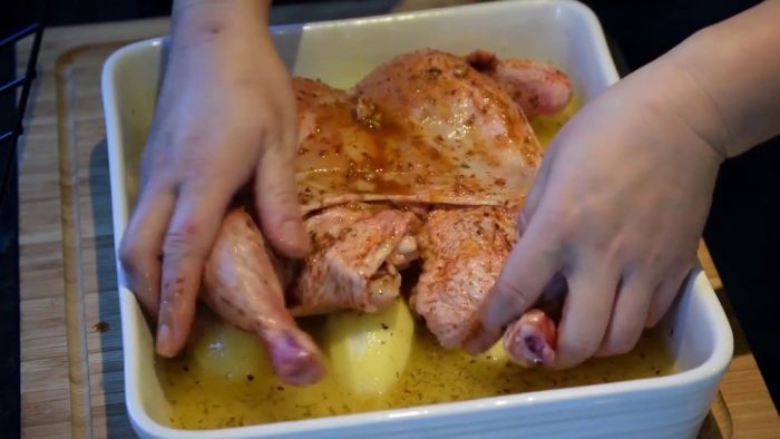 Dùng tay xoa bóp gà để thấm đều gia vị