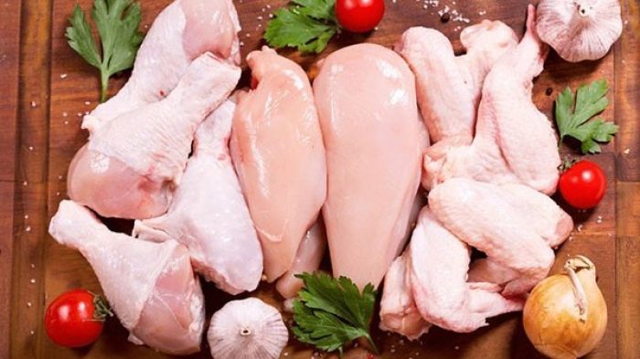 Sơ chế gà là bước quan trọng khi làm gà hấp nước mắm